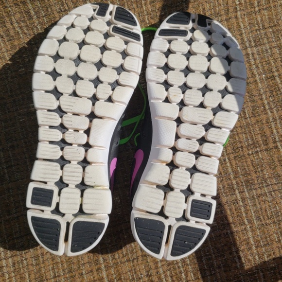 "SOLD" Women's Nike Shoes - Picture 3 of 7